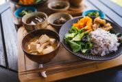 Misosuppe und Reis mit Gemüse Misosuppe und Reis mit Gemüse